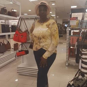 Meet your Posher, Loura